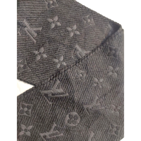 Louis Vuitton LV Monogram Logomania Black & Black Wool Silk Scarf Unisex $635 - Picture 15 of 16